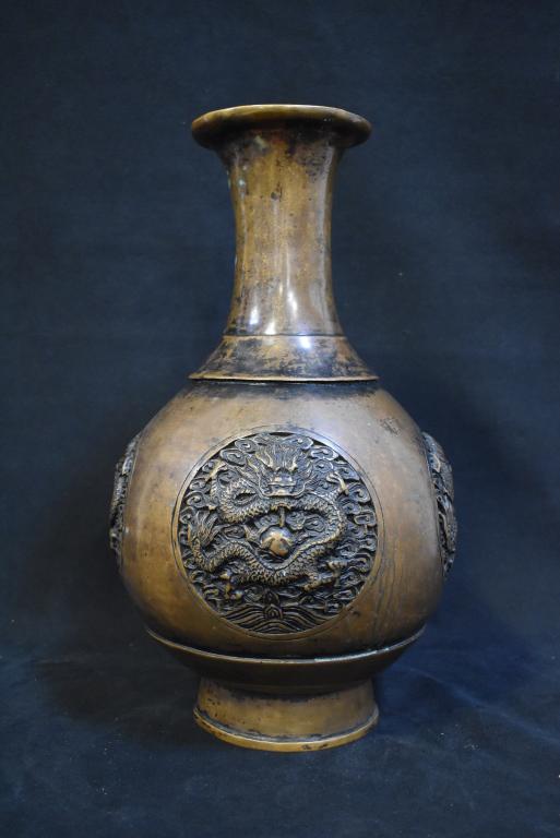 ANTIQUE BRONZE CHINESE VASE (1 of 4)