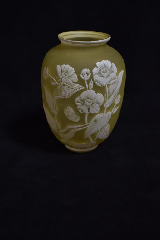 THOMAS WEBB CAMEO VASE (1 of 3)