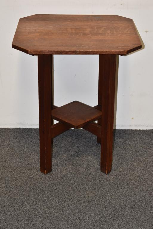 L.J.&G. STICKLEY CLIP CORNER LAMP TABLE (1 of 3)