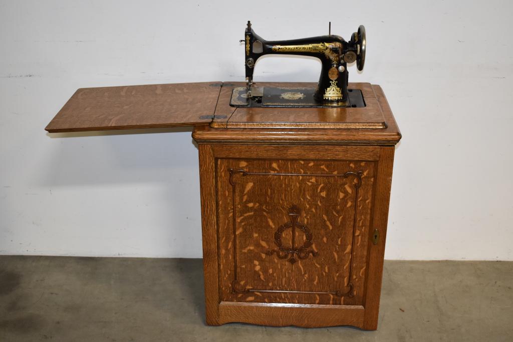 SINGER TREADLE SEWING MACHINE IN OAK CASE (1 of 3)