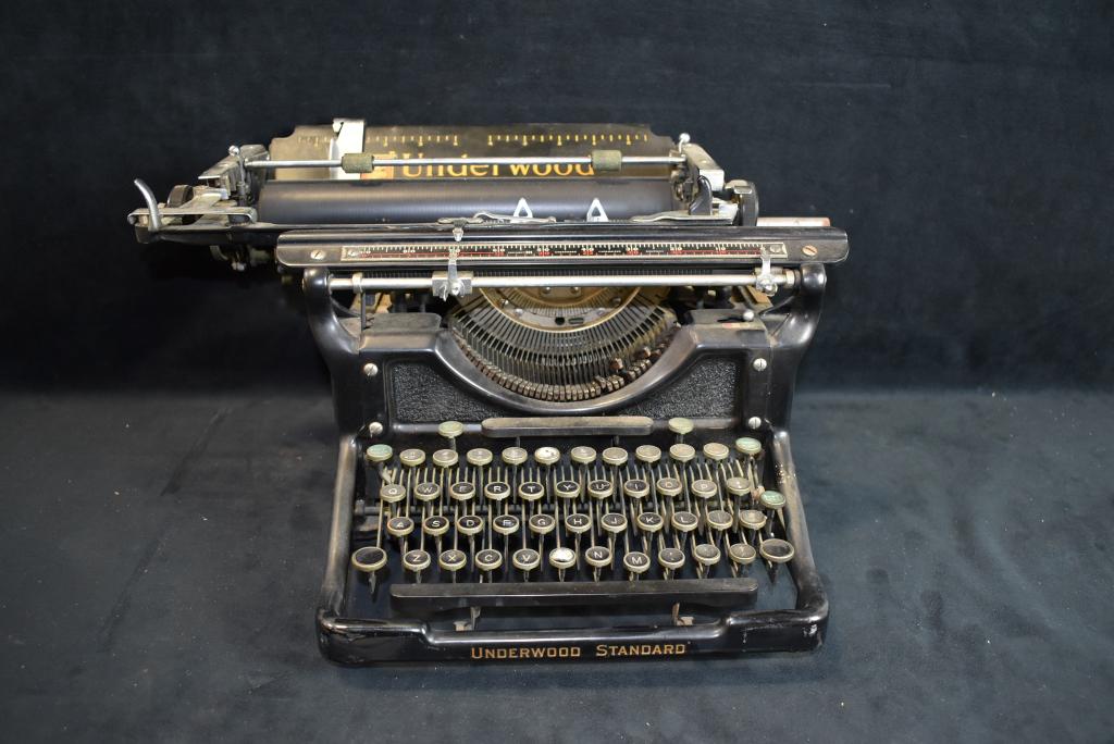 UNDERWOOD TYPEWRITER (1 of 3)