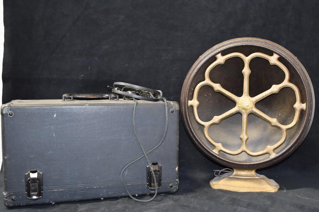VINTAGE RADIO IN CASE & SPEAKER (1 of 3)