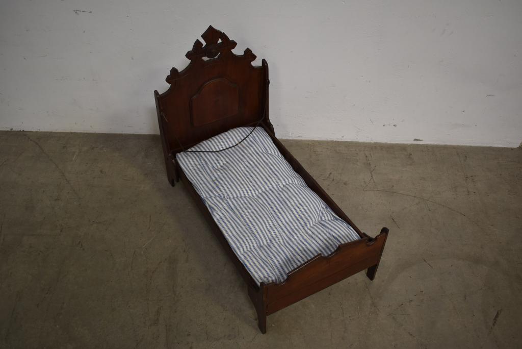 VICTORIAN DOLL BED (1 of 1)