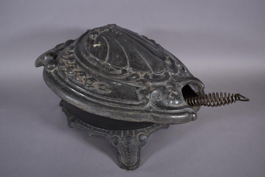 VICTORIAN CAST IRON COAL SCUTTLE W/ SCOOP (1 of 2)