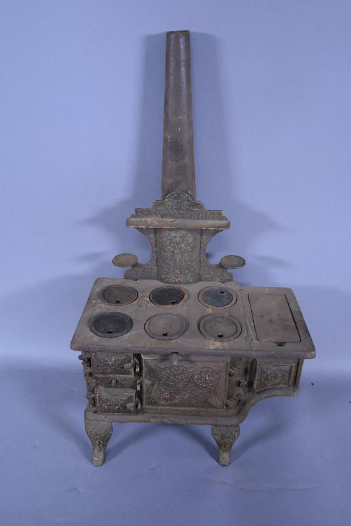 ANTIQUE CAST IRON KENTON "BEAUTY" TOY STOVE (1 of 5)