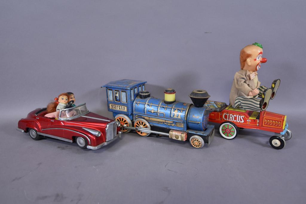 3 BATTERY OPERATED TOYS: CIRCUS CLEAN IN CAR, LOCOMOTIVE, & COUPLE TAKING PHOTOS
