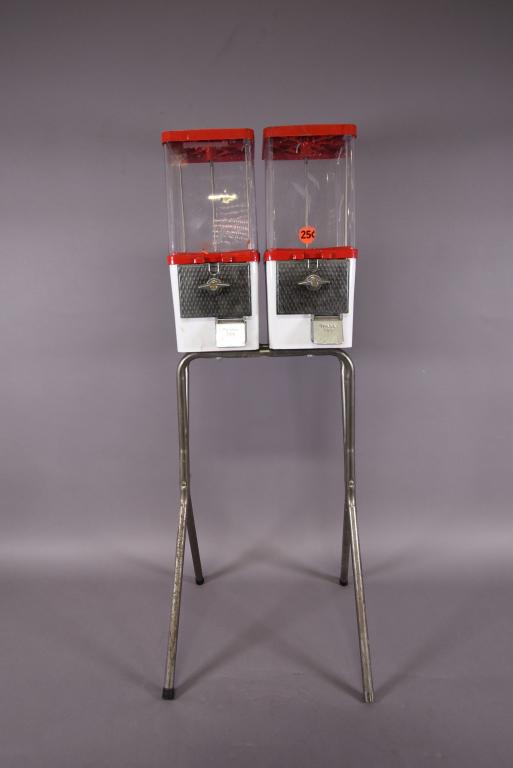 VINTAGE 25 CENT DOUBLE GUMBALL MACHINE ON STAND (1 of 4)