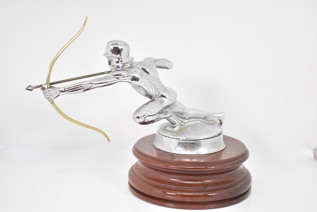 1928 PIERCE ARROW HELMETED ARCHER HOOD MASCOT (1 of 2)