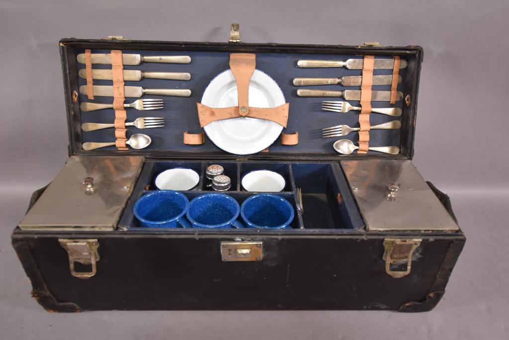 ANTIQUE CAR TRUNK PICNIC SET (1 of 3)