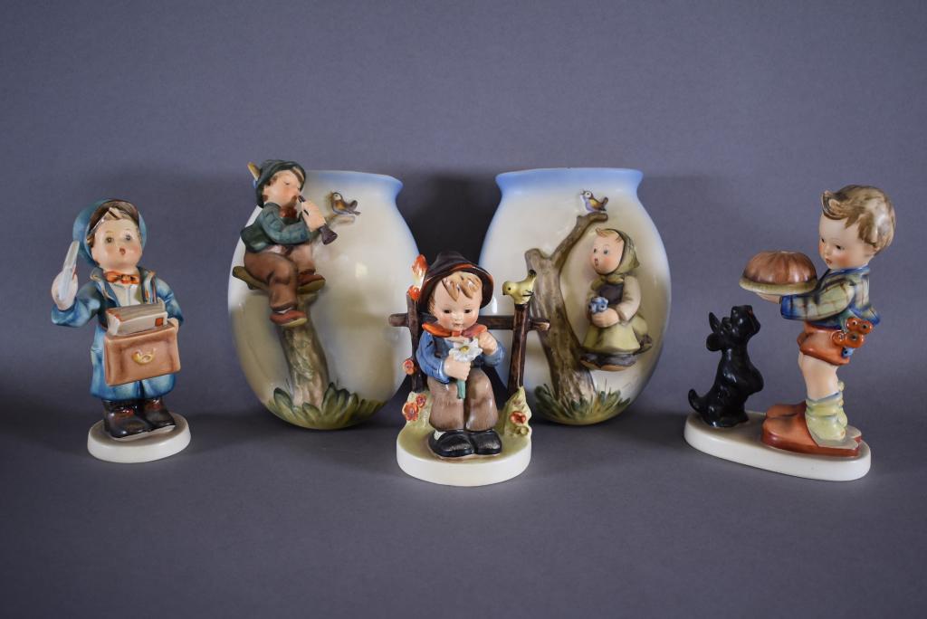 LOT OF 3 HUMMEL FIGURES & 2 HUMMEL WALL POCKETS (1 of 2)