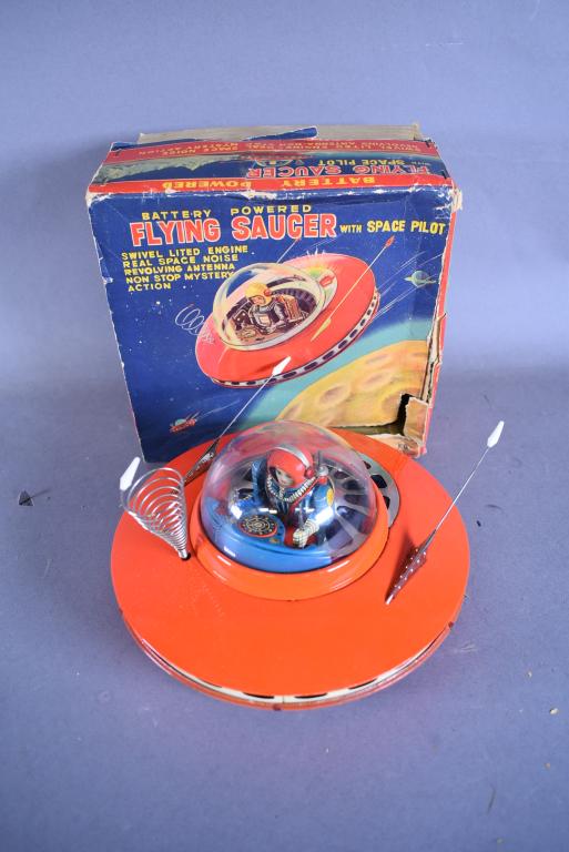 K.O. JAPANESE BAT. OP. FLYING SAUCER IN BOX (1 of 2)