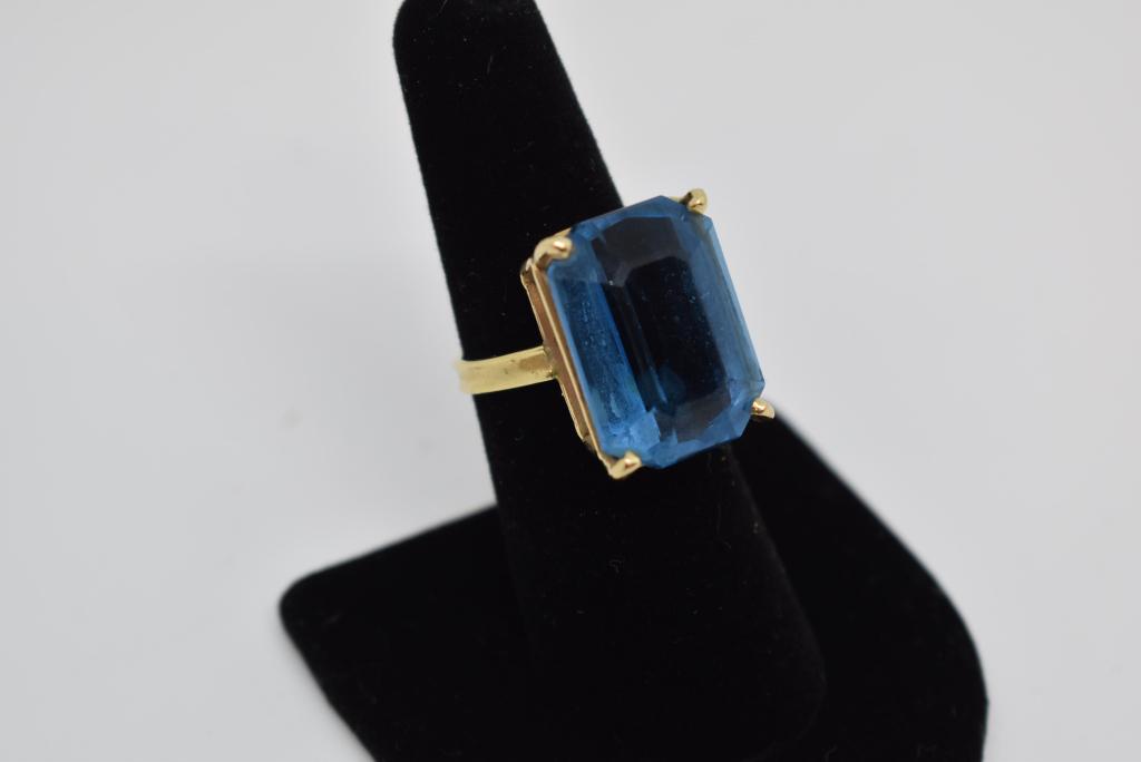 14KT GOLD RING WITH BLUE GEMSTONE: RING IS MARKED .585