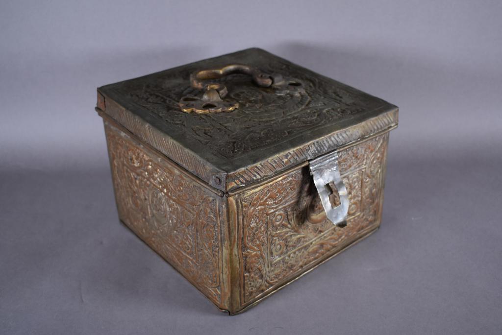 METAL HAND TOOLED INDIAN STORAGE BOX (1 of 5)