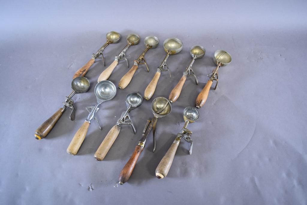 LOT OF 11 VINTAGE ICE CREAM SCOOPS (1 of 3)