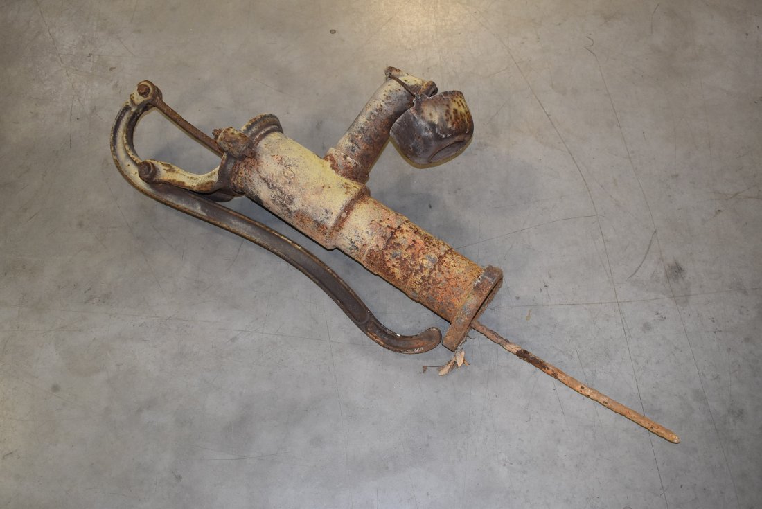 ANTIQUE CAST IRON WATER PUMP (1 of 2)