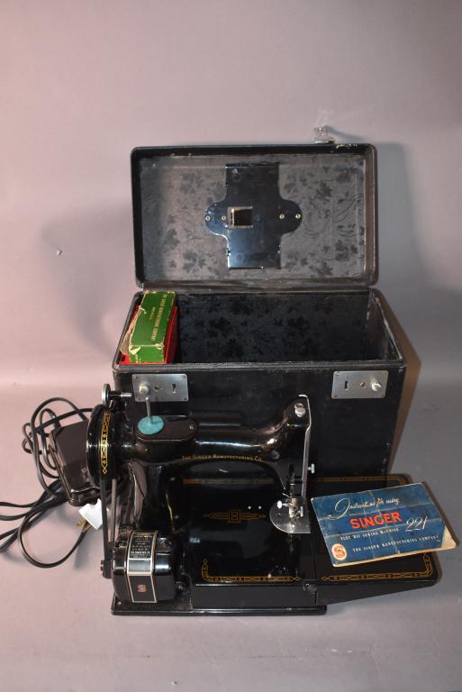 SINGER FEATHERWEIGHT SEWING MACHINE: HAS INSTRUCTION MANUAL--LIGHT SCRATCHES TO MACHINE--CASE HASE WEAR & IS MISSING 1 CLIP TO CLOSE IT--WORKS