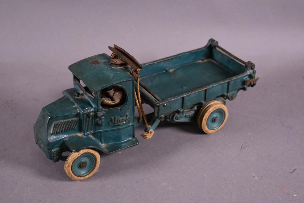 ARCADE CAST IRON MACK DUMP TRUCK (1 of 4)
