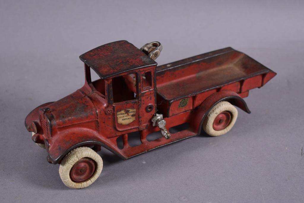 ARCADE INTERNATIONAL CAST IRON DUMP TRUCK (1 of 3)