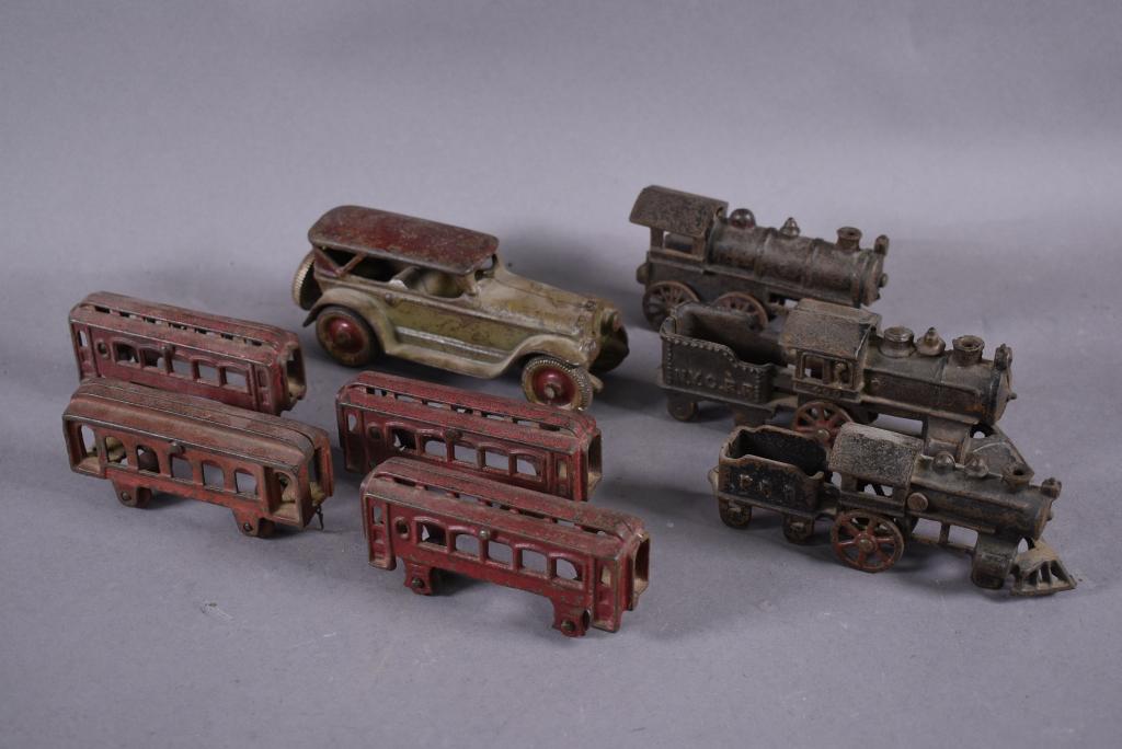 8 PCS ANTIQUE CAST IRON TOYS (1 of 7)
