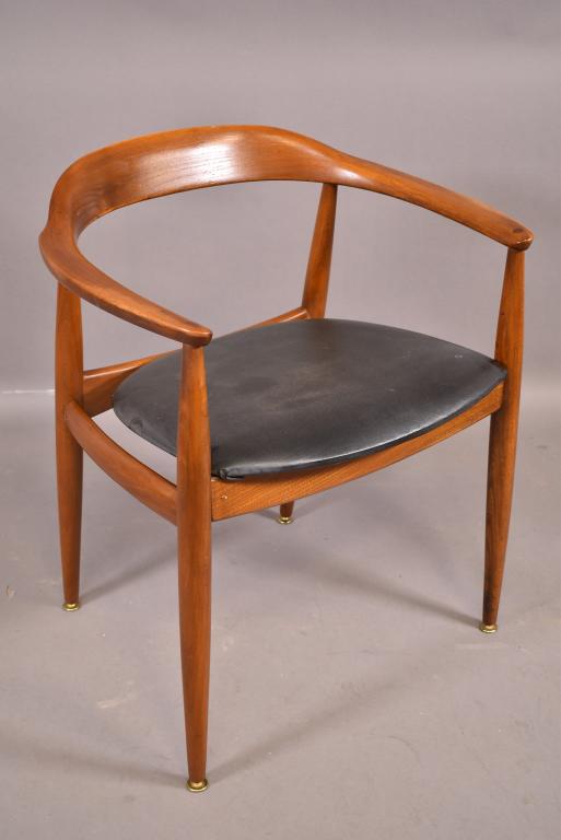 HANS WEGNER STYLE DANISH MODERN ARM CHAIR: MARKED MADE IN DENMARK ON BOTTOM -- LEATHER SEAT -- FINISH IS GOOD -- 24" x 21" x 29"