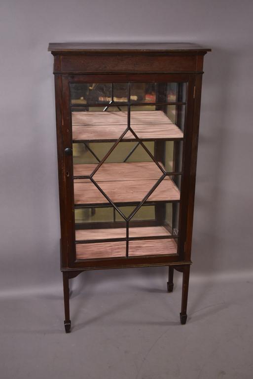 1900'S MAHOGANY 1 DOOR CURIO: MIRROR BACK INTERIOR WITH 2 SHELVES -- NO KEY -- MISSING BACKSPLASH -- SMALL HOLE IN FRONT DOOR -- 26" x 13" x 54"