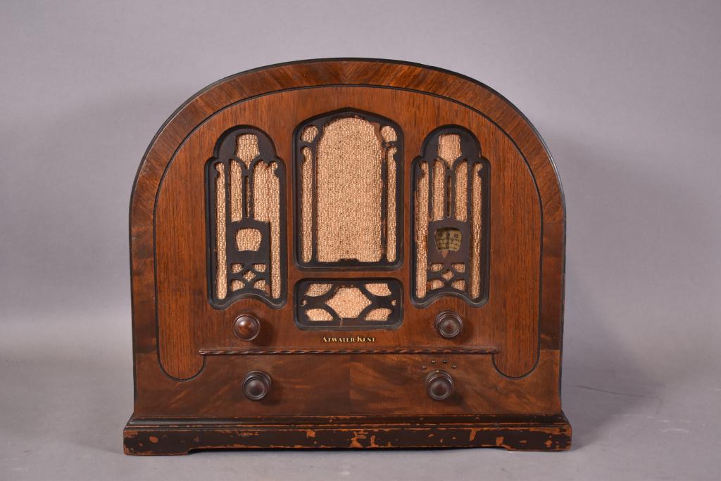 ATWATER KENT MODEL 708 TABLE TOP RADIO: SOME WEAR TO FINISH, 17"x 11" x 15" -- ALL RADIO MECHANICS UNTESTED, WORKING CONDITION UNKNOWN, SOLD IN AS FOUND CONDITION.