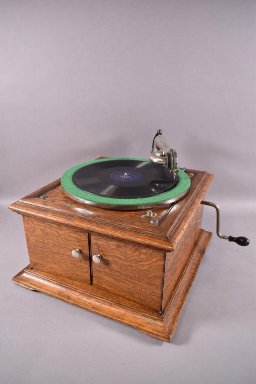 VICTOR TABLE TOP TALKING MACHINE VV-V1 VICTROLA: WITH CRANK, OAK CASE IN GOOD CONDITION, 16" x 15" x 12"--WORKING ORDER