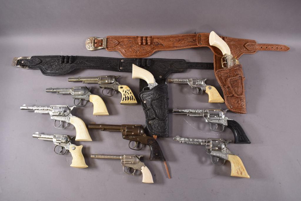 11 MISC. CAP GUNS: 2 WITH HOLSTER. 11 CAP GUNS. INCLUDING DAISY & KILGORE. GOOD CONDITION.
