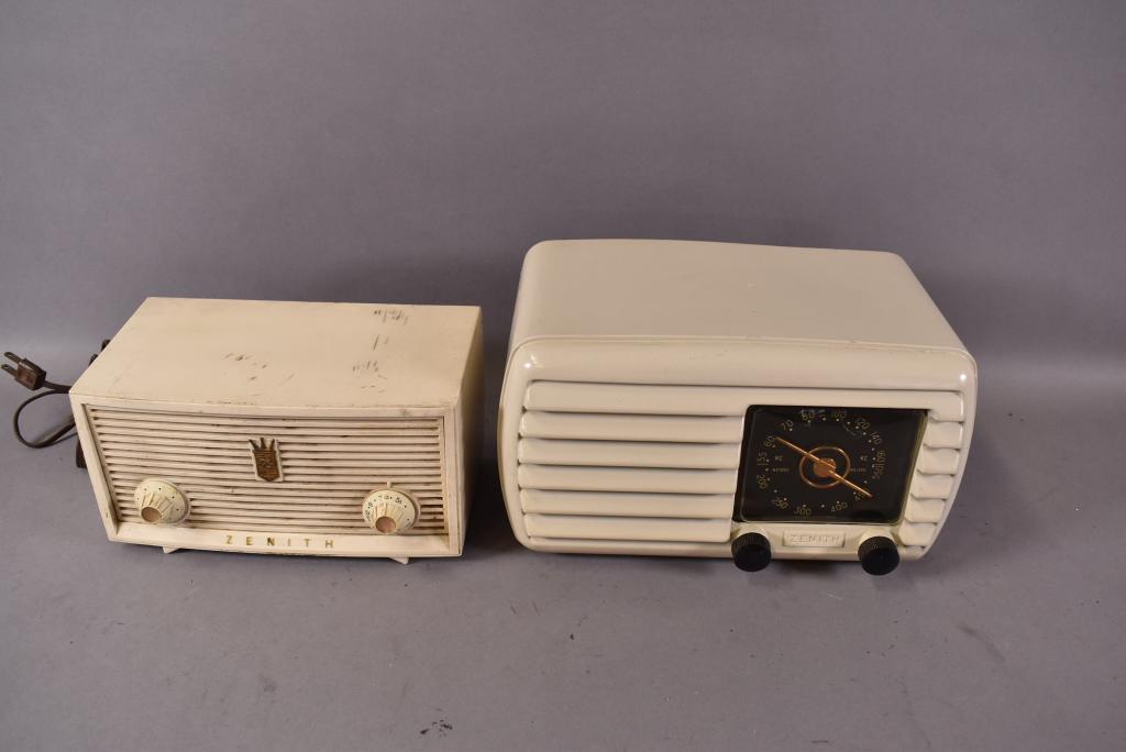 2 ZENITH TABLE TOP RADIOS: MODEL B508W & MODEL 50611W. SCRATCHES THROUGHOUT. ONE HAS BEEN PAINTED. ALL MECHANICS UNTESTED, WORKING CONDITION UNKNOWN, SOLD IN AS FOUND CONDITION.