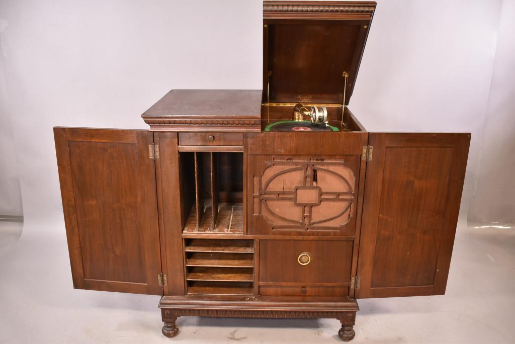 BRUNSWICK RADIOLA BR-260 VICTROLA: 33" x 23" x 38". FINISH HAS WEAR, VENEER CHIPS, WORKING CONDITION.