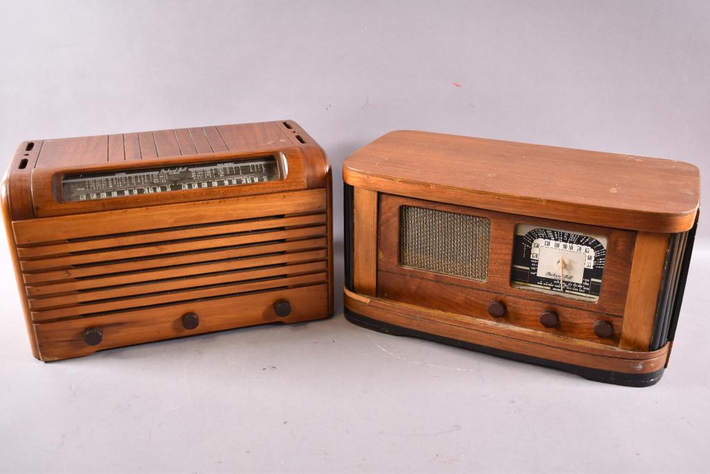 2 PACKARD BELL TABLE TOP RADIOS: 17" x 9" x 9". WEAR TO FINISH AND SOME DAMAGE TO FRONT VENEER. ALL RADIO MECHANICS UNTESTED, WORKING CONDITION UNKNOWN, SOLD IN AS FOUND CONDITION.