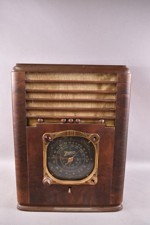 ZENITH TABLE TOP RADIO: 17" x 12" x 22". BLACK DIAL, MISSING 3 KNOBS, FINISH IN GOOD CONDITION. VENEER DAMAGE BACK LEFT OF CASE. ALL RADIO MECHANICS UNTESTED, WORKING CONDITION UNKNOWN, SOLD IN AS FOUND CONDITION.