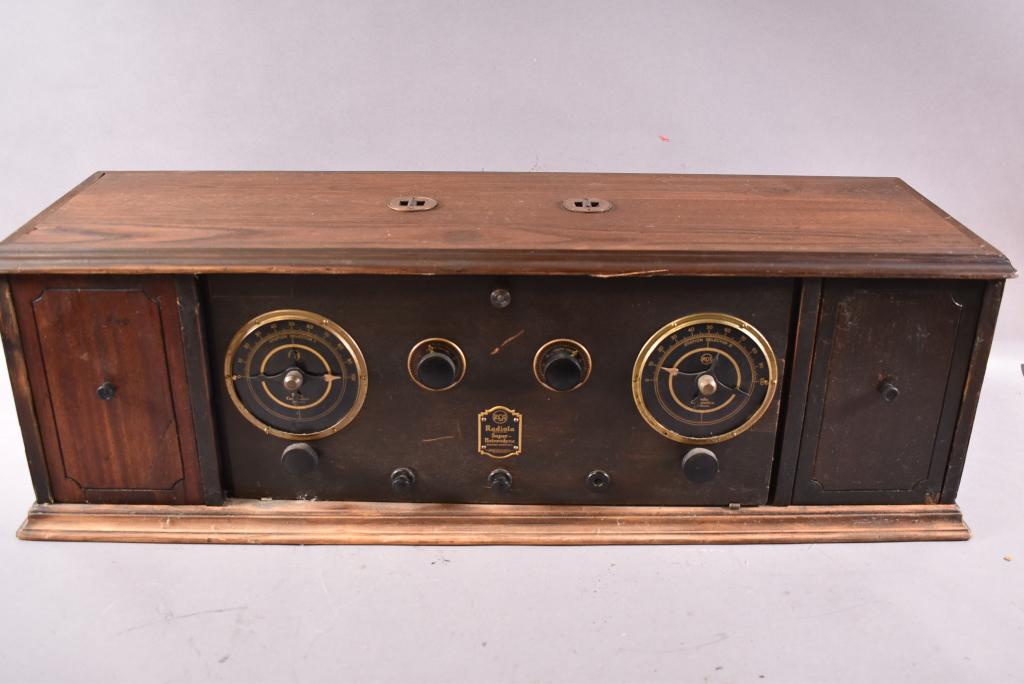 RADIOLA SUPER-HETERODYNE TABLE TOP RADIO: 34" x 10" x 11". CASE HAS DAMAGE, WEAR TO FINISH. NO SPEAKER. ALL RADIO MECHANICS UNTESTED, WORKING CONDITION UNKNOWN, SOLD IN AS FOUND CONDITION.