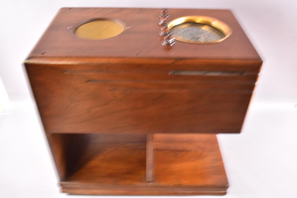 ZENITH CHAIRSIDE RADIO: 22" x 13" x 21". BLACK DIAL HAS DAMAGE, GLASS COVERING DIAL IS LOOSE. WEAR TO FINISH. NEEDS REWIRED. ALL RADIO MECHANICS UNTESTED, WORKING CONDITION UNKNOWN, SOLD IN AS FOUND CONDITION.