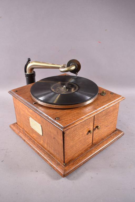 VICTOR VV-IV AM. OAK TABLE TOP PHONOGRAPH: 13" x 14" x 11". WITH CRANK, WORKING CONDITION.