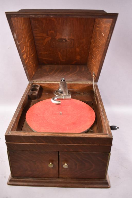 VICTOR AM. OAK TABLE TOP VICTROLA VV1X: 17" x 20" x 13" NO HEAD, WITH CRANK, BROKEN LATCH THAT HOLDS LID OPEN. WORKING CONDITION.
