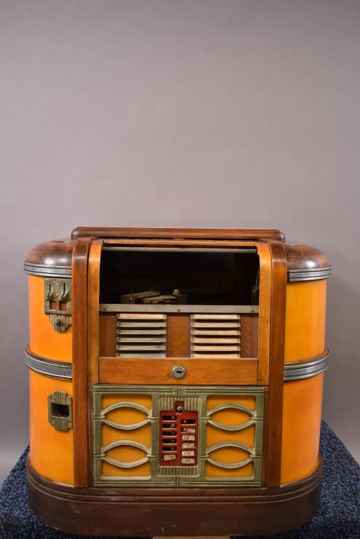 VINTAGE ROCKOLA TABLE TOP JUKEBOX: 24" x 21" x 22" . MISSING FRONT PIECE OF GLASS. ORIGINAL CONDITION. NO IN HOUSE SHIPPING ON THIS ITEM