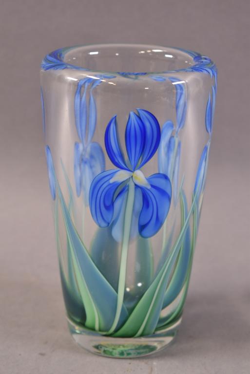ORIENT AND FLUME ART GLASS VASE: FLORAL LILLY PATTERN, L=SIGNED ON BASE, VERY GOOD CONDITION. 7" H.