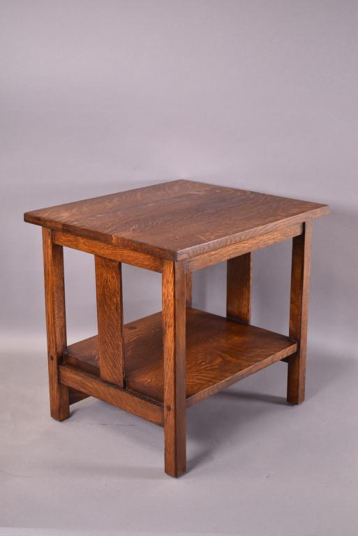 ARTS AND CRAFTS OAK SIDE TABLE: FINISH IN GOOD CONDITION. 18" x 16" x 18"