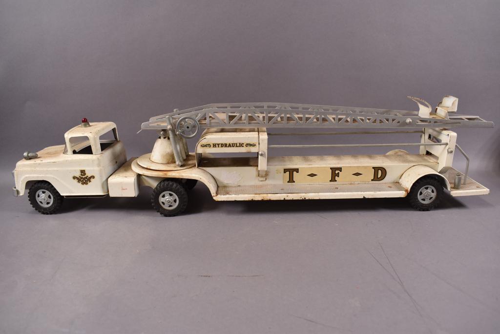 WHITE TONKA HOOK & LADDER FIRE TRUCK (1 of 4)