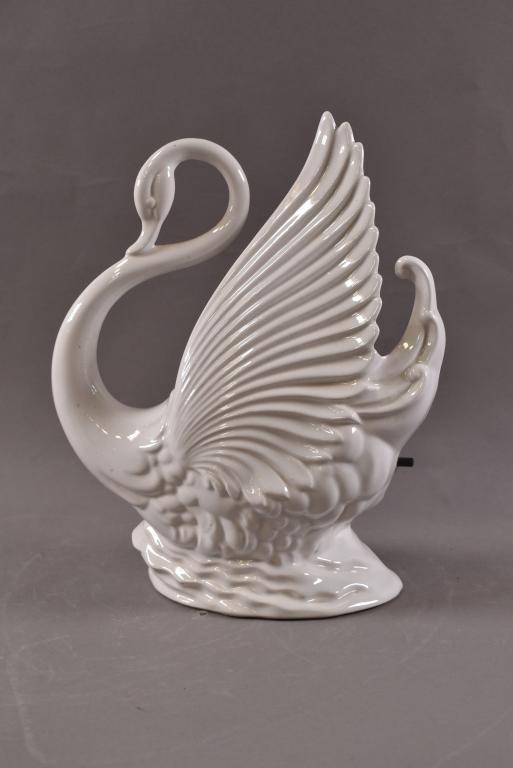 SWAN TV LAMP PLANTER (1 of 2)