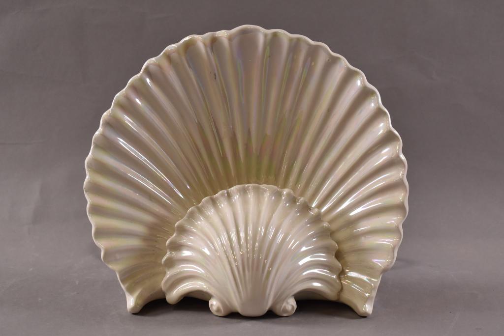 CLAM SHELL TV LAMP (1 of 2)