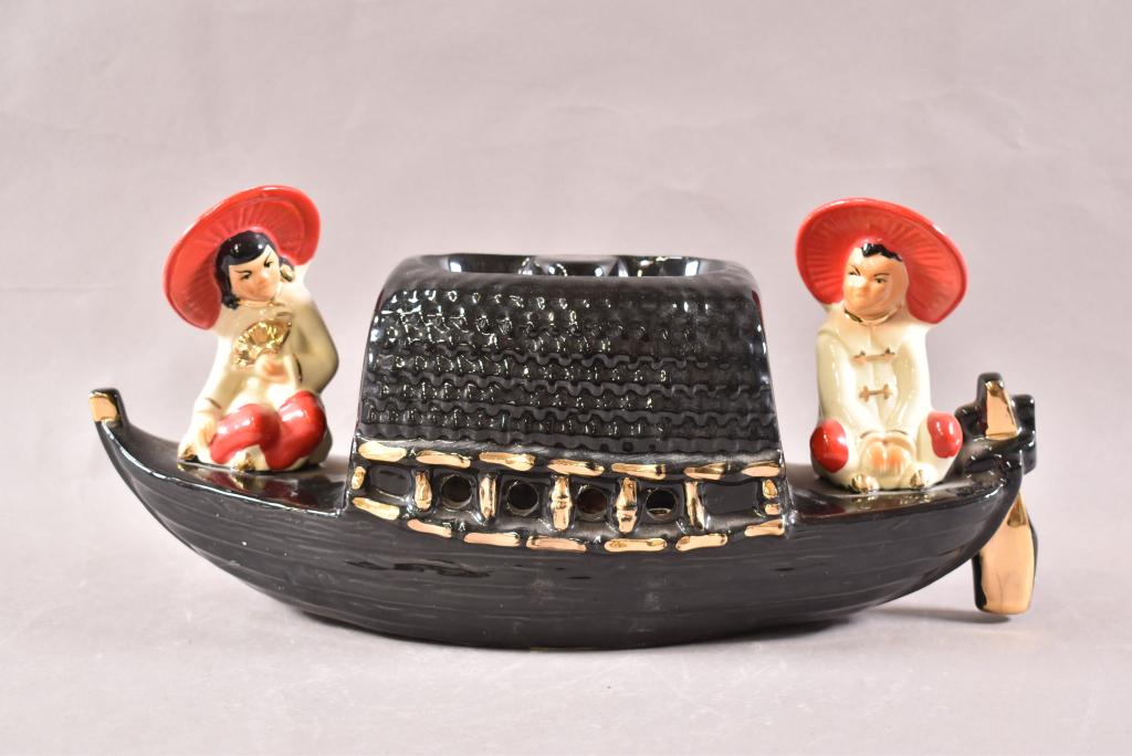 CHINESE BOAT WITH FIGURES TV LAMP (1 of 2)