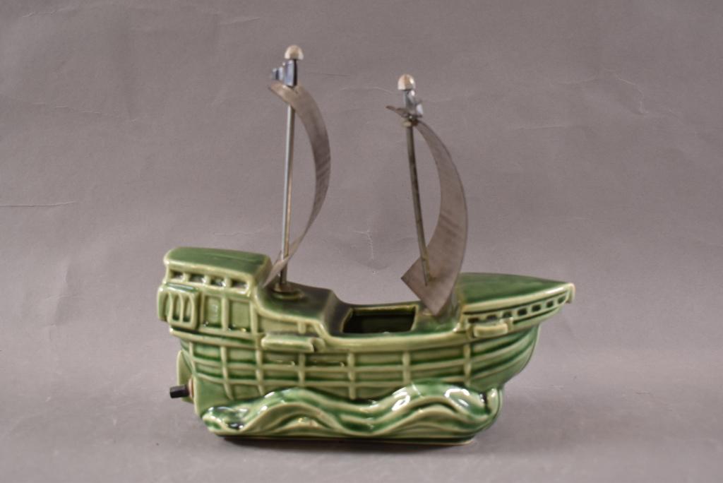 SAIL SHIP TV LAMP: GREEN GLAZE FINISH. CHROME SAILS. GOOD CONDITION. WORKING. 10" L