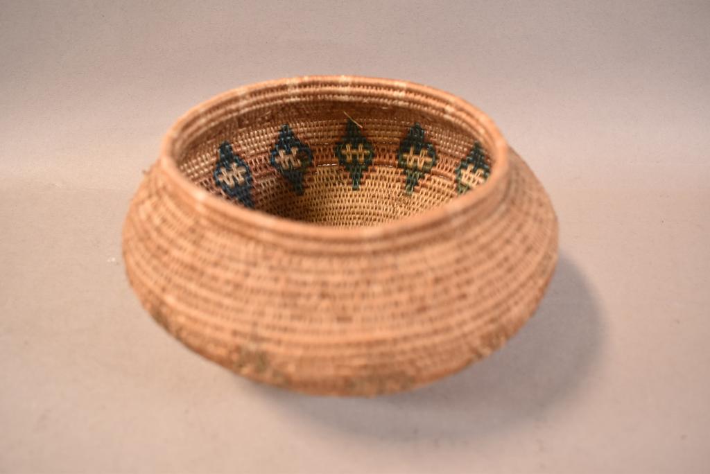 SMALL ANTIQUE NATIVE AMERICAN INDIAN BASKET (1 of 3)