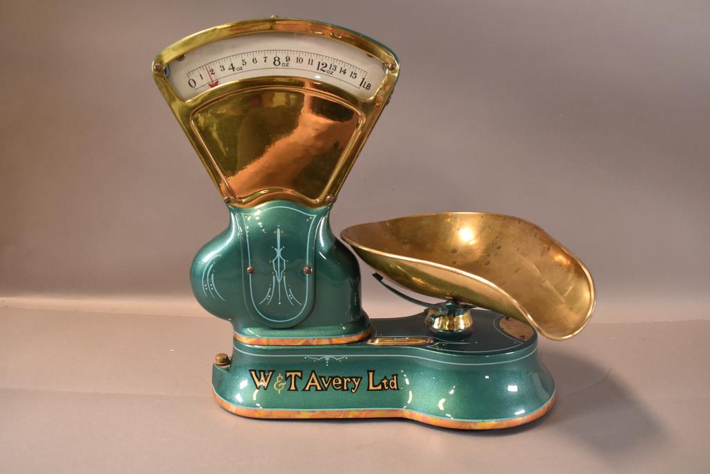 ANTIQUE W & T AVERY SCALE (1 of 2)