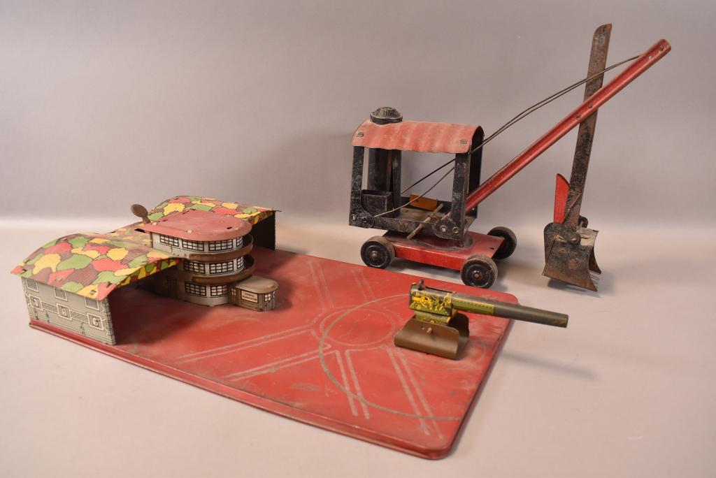 SMALL TIN STEAM SHOVEL & TIN AIRBASE (1 of 3)
