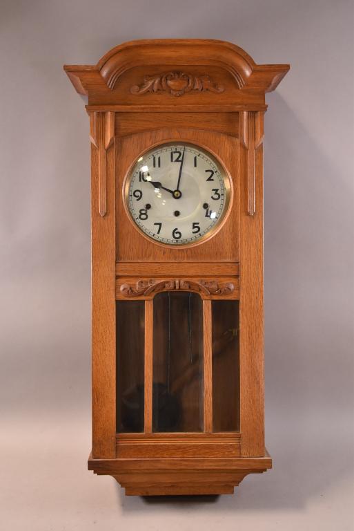 ANTIQUE WALL CLOCK IN OAK CASE (1 of 3)