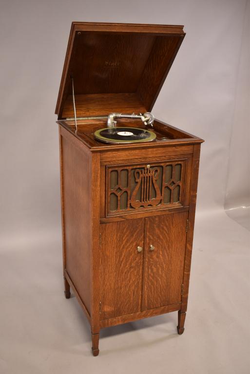 1900'S STARR AM. OAK UPRIGHT VICTROLA (1 of 8)