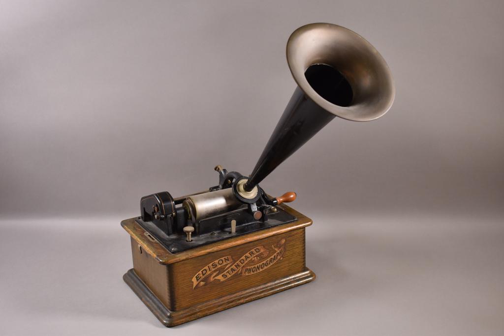 EDISON STANDARD AM. OAK CYLINDER PHONOGRAPH (1 of 3)